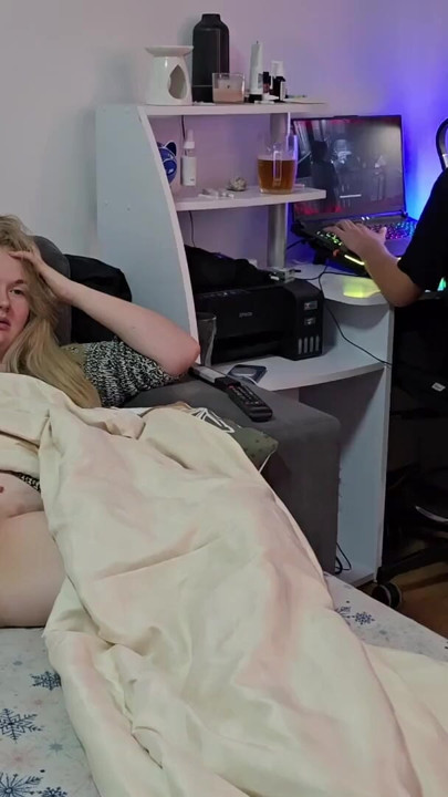 Horny blond BBW-kone kan ikke vente på at manden stopper med at game og gør sig selv til orgasme | klip 2