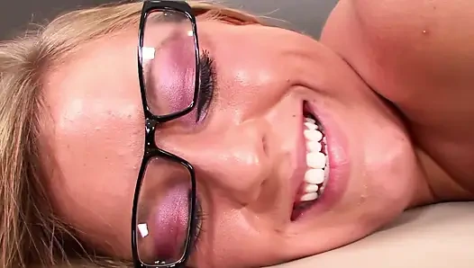 Kompilasi wild hardcore: cewek sange rambut pirang dan rambut cokelat dientot habis-habisan!