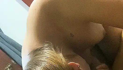 Angy fickt den Nachbarn und nimmt dann sein Sperma heraus, um es mit Deep Throat zu schlucken