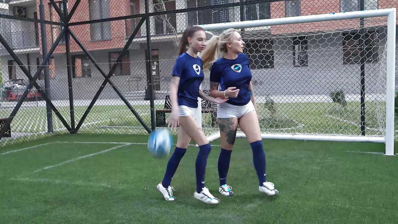 サッカーの試合は、乱れたフェラチオと情熱的なセックスで終わった。