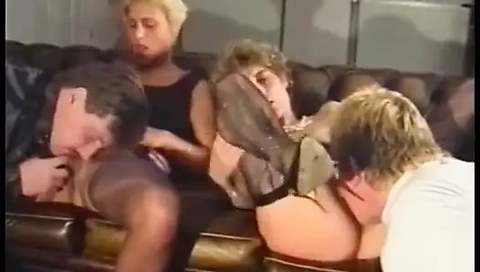 Memek becek cewek cantik ini dientot habis-habisan sama tiang besar