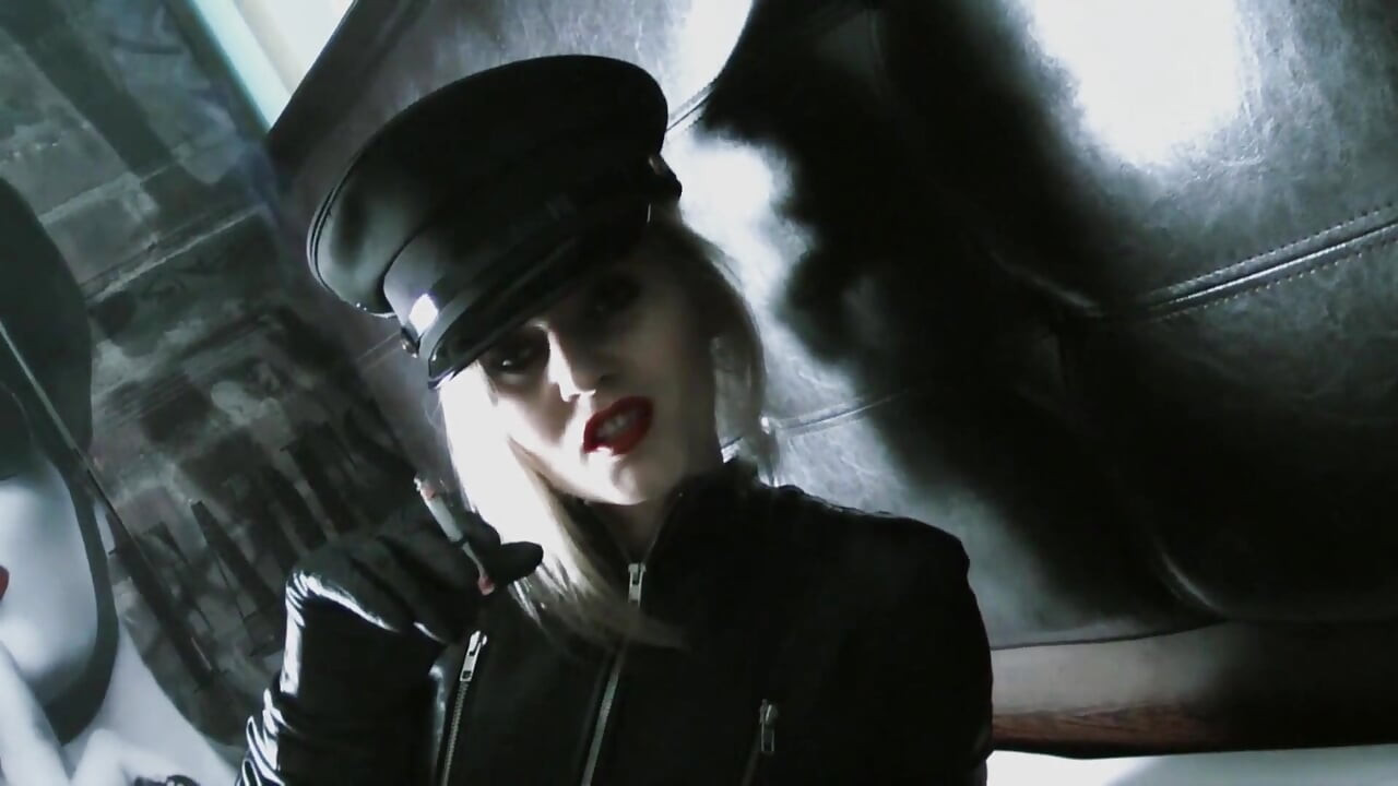 Kafanı ezmeden önce taytının arasında