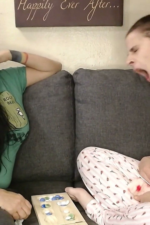 Căscatul este contagioasă lesbiană colegă de muncă la petrecere