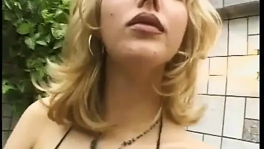 Adam ve sürtük yarak emdikten sonra amını siktiriyor ve sonra adam dölleniyor