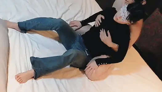 Kırmızı iç çamaşırlı büyük memeli evli bir kadını okşuyor ve parmaklayarak boşaltıyor. Ev yapımı amatör kişisel fotoğrafçılık kawasaki jk