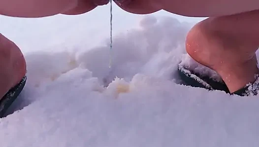 Swingerpaare. Zwei Paare Vergnügen Sich Nackt Im Schnee. Die Frauen Urinieren in Den Schnee, Die Männer Lecken Es Ab.