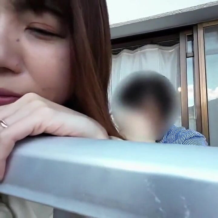 تحریک در فضای باز، صحنه بالکن با یک زن متاهل قابل توجه، حال و هوای پرخطر که رهگذران ممکن است متوجه شوند
