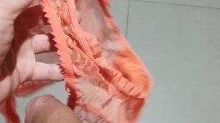 Punheta na calcinha laranja da esposa do marido pervertido