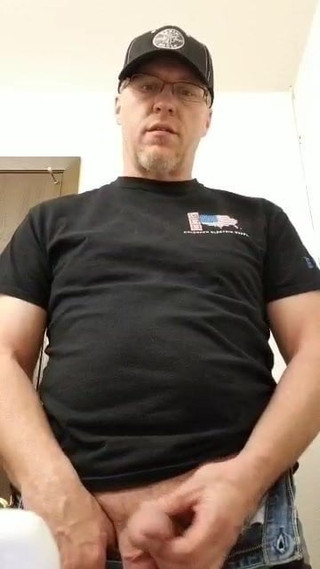Fag Dennis szereti mindenkinek megmutatni a kis farkát