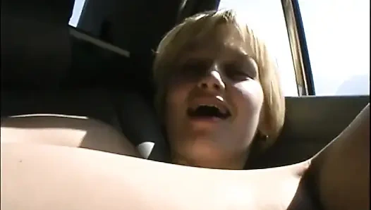 Memek berbulu gadis sange ini dientot habis-habisan di dalam mobil dan toket besarnya dicrot di dalam sama kontol besar