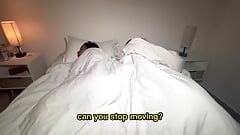 Stiefmutter und Stiefsohn teilen sich das Bett und haben Sex. Englische Untertitel