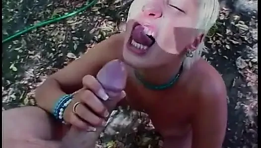 Mahasiswi nakal ini lagi asik nyepong kontol sambil berlutut di taman umum