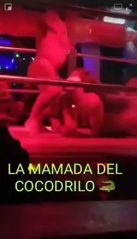Tonton cebol ini menyedot penisnya di klub