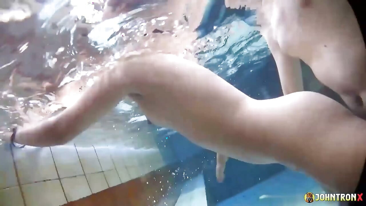 Johntronx - nadando y follando juntos en una piscina