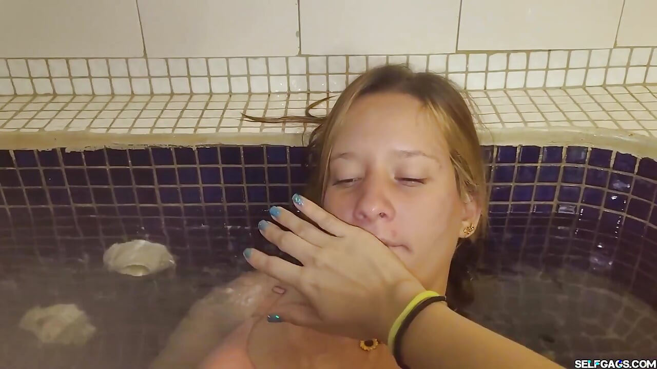 Регистрация в Kink - Част 2: Контролирана с ръце във ваната