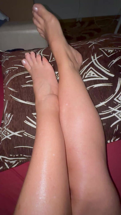 Horny stepmom is eager for a foot massage