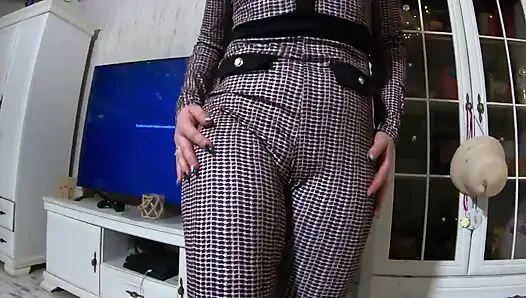 Тугий комбинезон, пушистые сапоги и грязная глубокая глотка с лизанием спермы после окончания