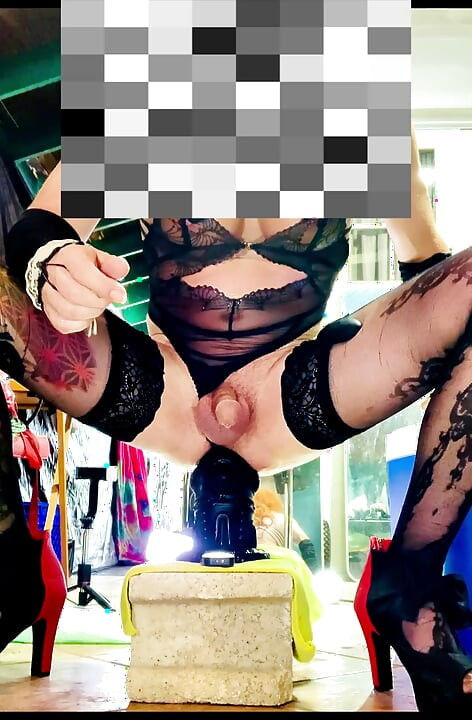 פמבוי חמודה בהלבשה תחתונה שחורה מזדיינת עם דילדו מפלצתי באנאלי