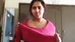 Indische milf toont haar borsten en kleedt zich uit
