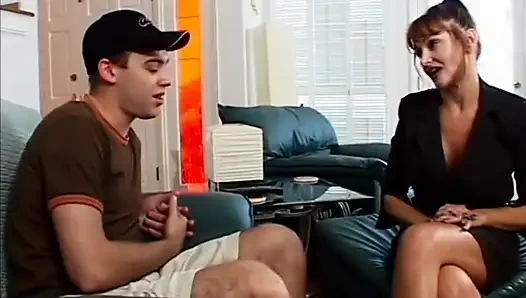 Сексуальная рыжая милфа лижет киску и трахается в киску