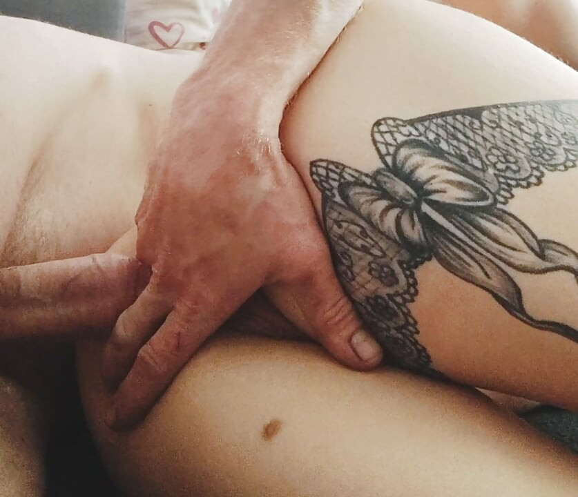 Jebi moju seksi tetoviranu devojku