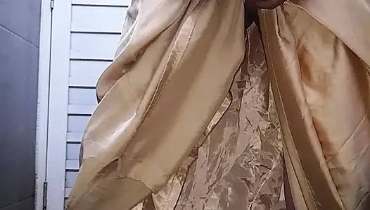 Saten gold uzun elbiseli mastürbasyon boşalma