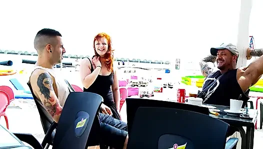 vicki wird von hinten im auto schön gefickt