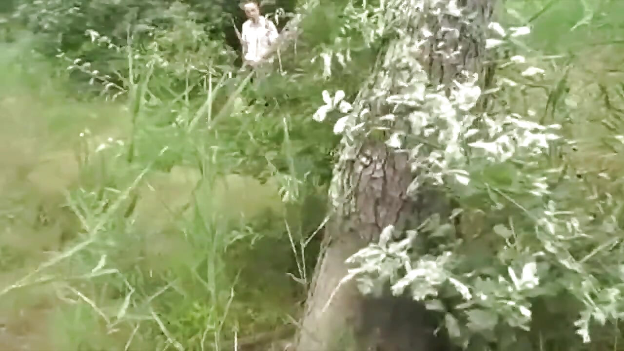 性感的男人在巡航 exhib wood 独奏