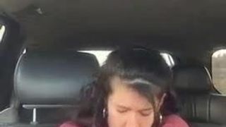 Il doigte sa femme dans la voiture en conduisant!