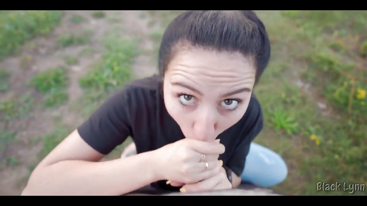 Black Lynn ata su largo pelo negro en una cola de caballo para mostrarme cómo chupa la polla
