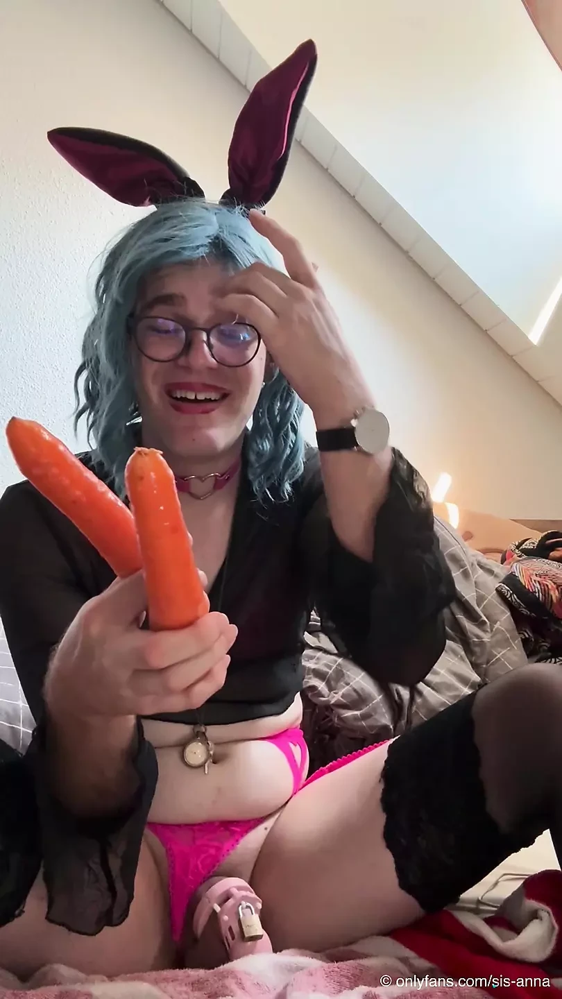 La sissy Bunny succhia e scopa una carota - porno alimentare amatoriale parte 1