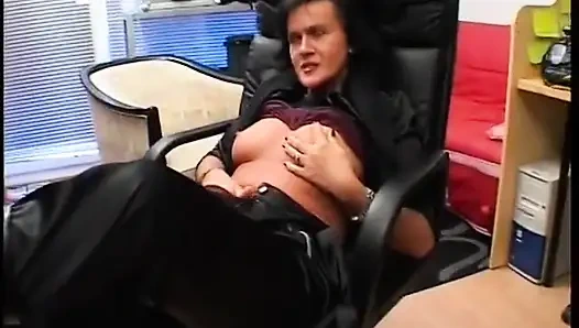 Pov sekretaris rambut cokelat dientot