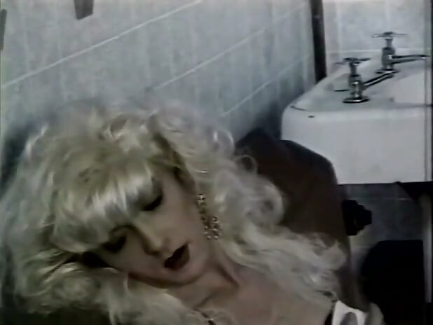 Sexig tgirl får sin röv plöjd hårt med stor vit tranny kuk bakifrån (Inget ljud men musik)