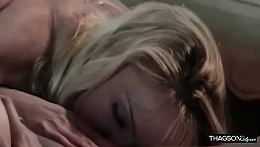 Vollbusige blondine fingert tropfende muschi bis zum zitternden orgasmus