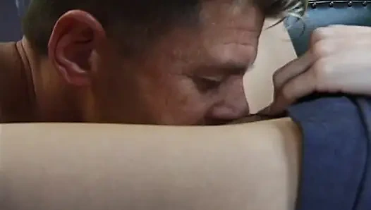 Cewek dengan memek terbalik ini lagi asik nyepong kontol sampai dicrot di dalam
