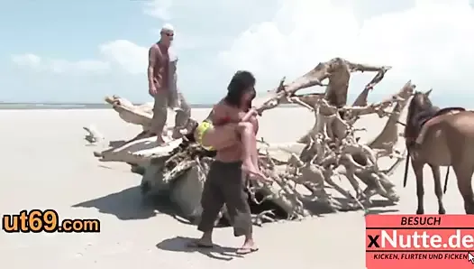 Draussen am Strand Dreier gehabt