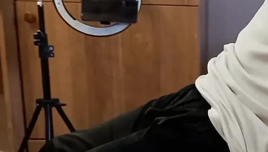 Şişman bir kadın tarafından elle penis stimülasyonundan yakın çekim boşalma