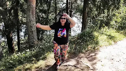 Eine heiße mutter und ein junger typ hatten ein wildes abenteuer im wald. Sie hatten eine tolle Zeit zusammen und jeder bekam, was sie wollten.