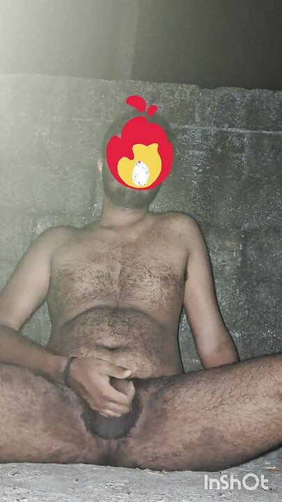 Desnudo mallu indio chico en público caminando al aire libre en la noche