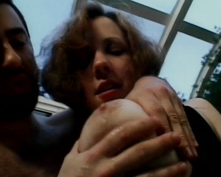 Prsata francuska bimbo puši kurac i jaše ga kao profesionalac