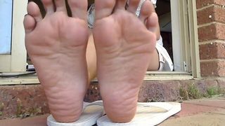 Asiatische Füße im Freien