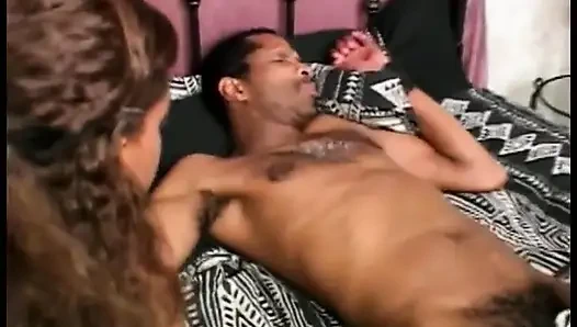 Cowok kulit hitam dengan dong besar menikmati melakukan beberapa sesi perbudakan di threesome antar ras nakal