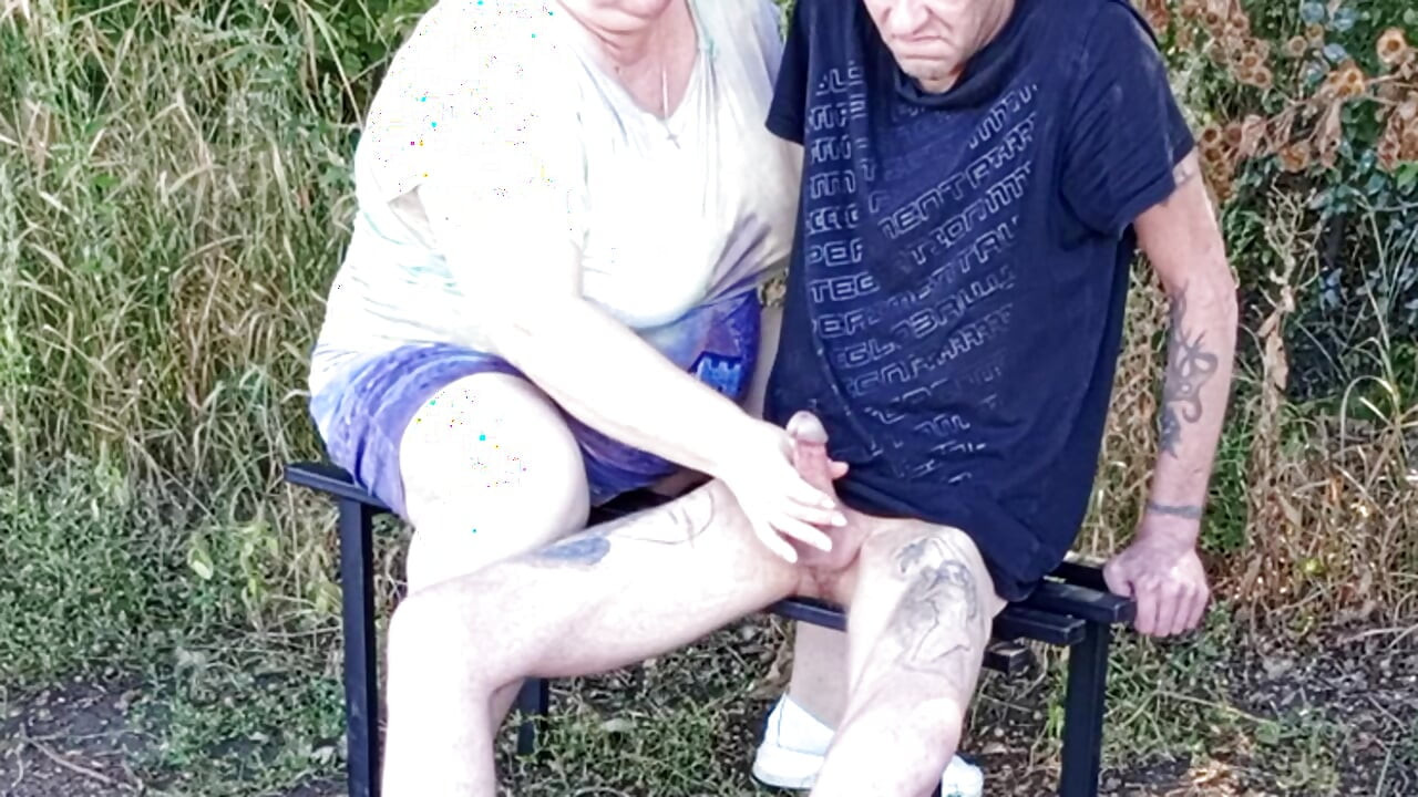 Susjed mi puši kurac u parku na klupi dok ne svršim