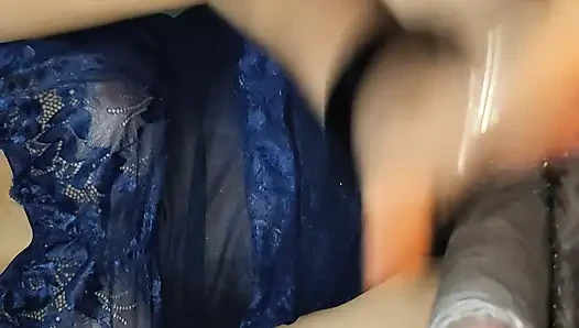 Haryana ev hanımı büyük memeli ve pembe amcıklı ateşli elbise göğüslere iş veriyor ve sakso çekiyor
