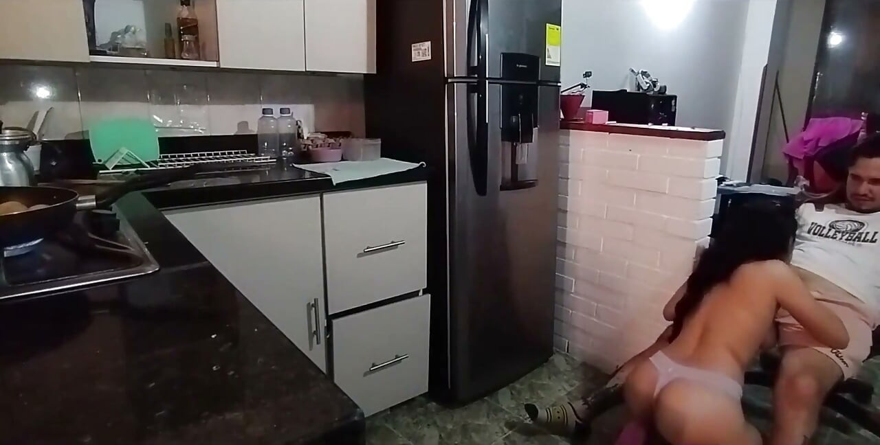 Aku lagi asik masturbasi memeknya sambil pakai baju dan dia nggak tahan untuk nyepong kontolku