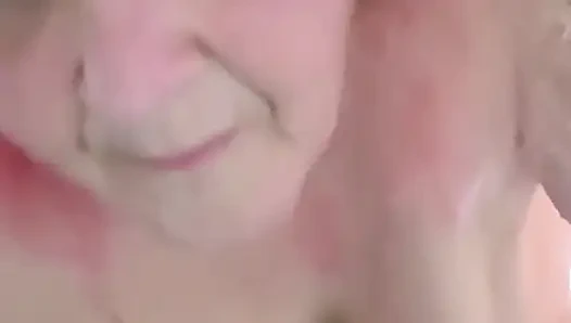 Kamu bakalan bikin aku ngentot di bioskop itu