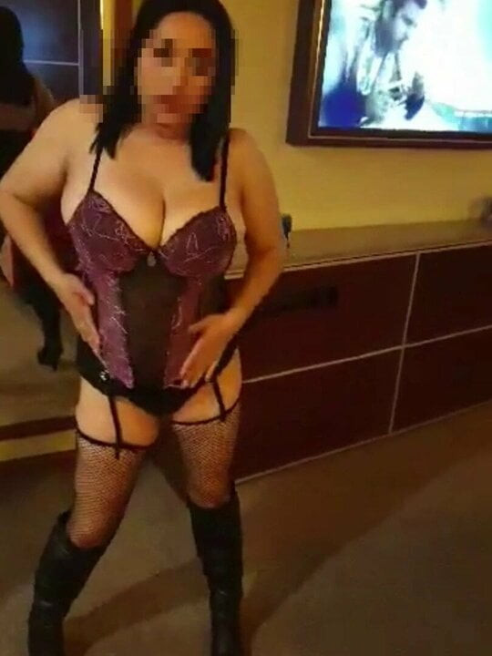 Mi esposa tetona tocandose