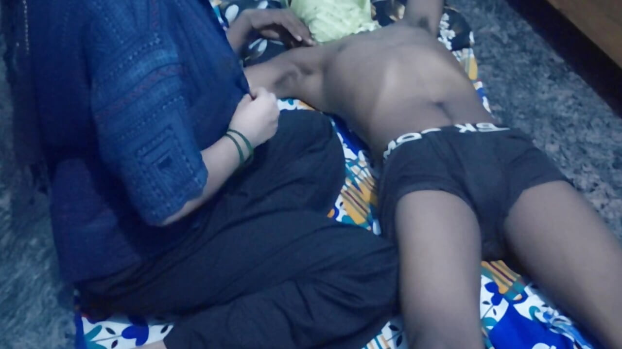 Indian bhabhi ne chatai par hi devar se chodwa liya