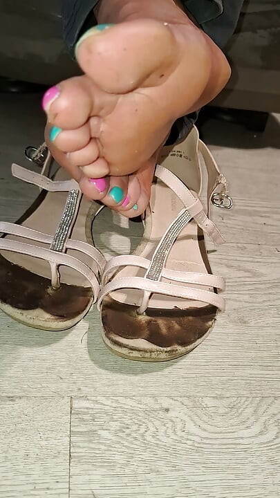 Bli ignorert ved føttene mine og skitne sandaler