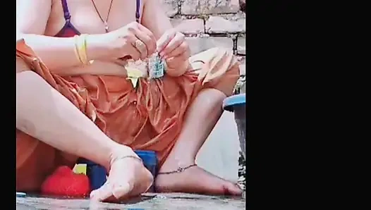 Köylü kadın açıkta banyo yapıyor, soyunuyor, herkesi baştan çıkarıyor
